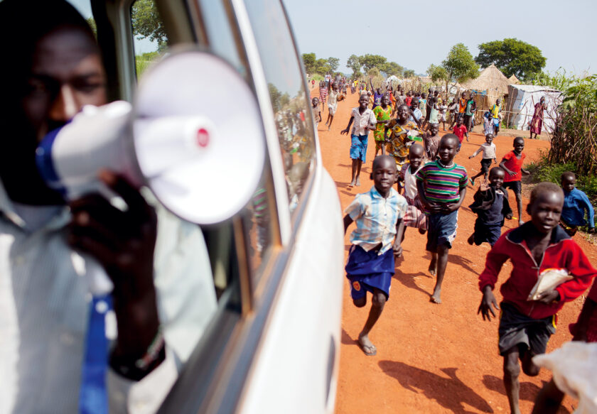 Kinder rennen Auto hinterherKinder rennen Auto hinterher